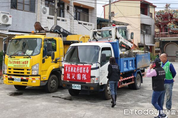 ▲市長黃偉哲16日前往鹽水，慰勞來自屏東與高雄的支援隊伍，感謝他們投入台南災後復原第一線。（記者林東良翻攝，下同）
