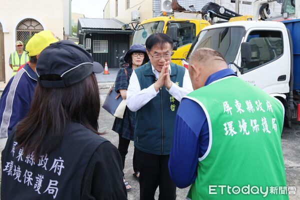 ▲市長黃偉哲16日前往鹽水，慰勞來自屏東與高雄的支援隊伍，感謝他們投入台南災後復原第一線。（記者林東良翻攝，下同）