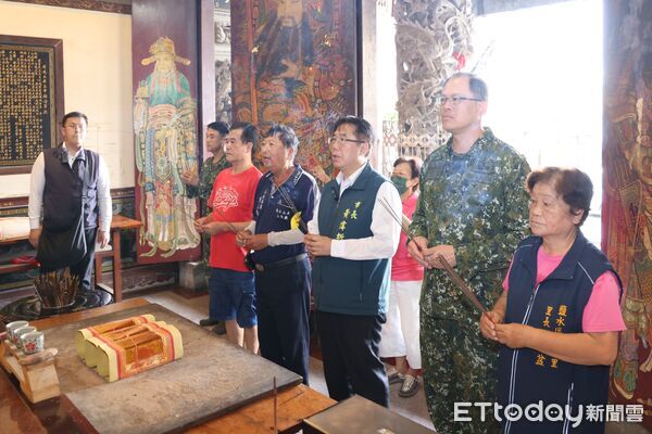 ▲市長黃偉哲16日前往鹽水，慰勞來自屏東與高雄的支援隊伍，感謝他們投入台南災後復原第一線。（記者林東良翻攝，下同）