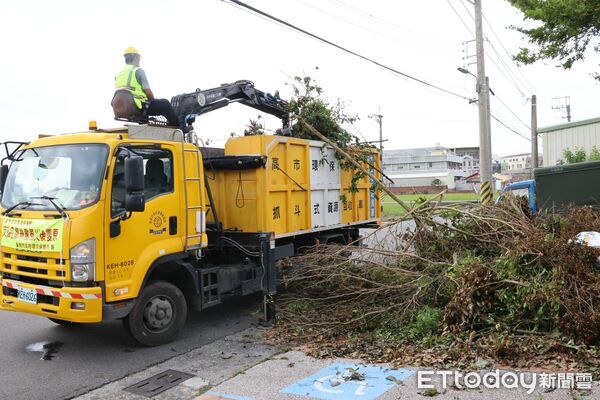 ▲市長黃偉哲16日前往鹽水，慰勞來自屏東與高雄的支援隊伍，感謝他們投入台南災後復原第一線。（記者林東良翻攝，下同）