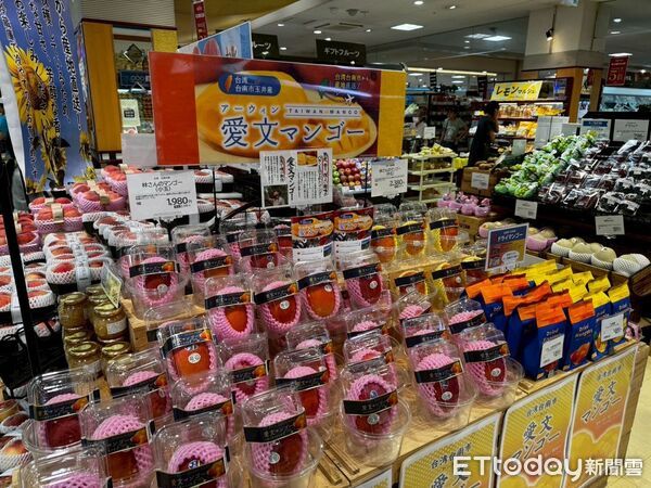 ▲台南市副市長趙卿惠在東京白金高輪「QUEEN`S ISETAN」舉辦芒果試吃活動，吸引眾多民眾駐足體驗台南農產魅力。（記者林東良翻攝，下同）