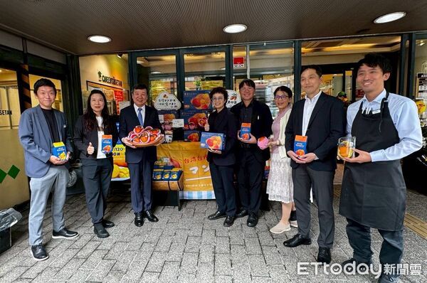 ▲台南市副市長趙卿惠在東京白金高輪「QUEEN`S ISETAN」舉辦芒果試吃活動，吸引眾多民眾駐足體驗台南農產魅力。（記者林東良翻攝，下同）