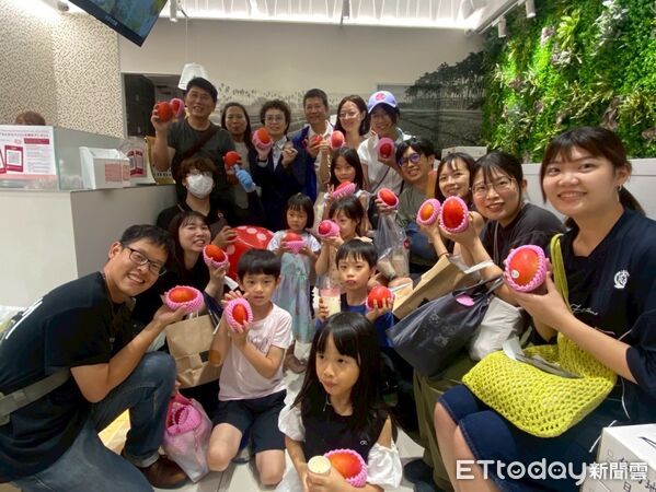 ▲台南市副市長趙卿惠在東京白金高輪「QUEEN`S ISETAN」舉辦芒果試吃活動，吸引眾多民眾駐足體驗台南農產魅力。（記者林東良翻攝，下同）