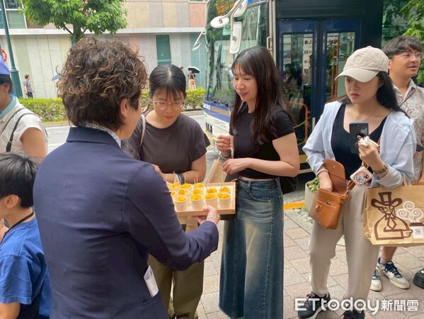 ▲台南市副市長趙卿惠在東京白金高輪「QUEEN`S ISETAN」舉辦芒果試吃活動，吸引眾多民眾駐足體驗台南農產魅力。（記者林東良翻攝，下同）