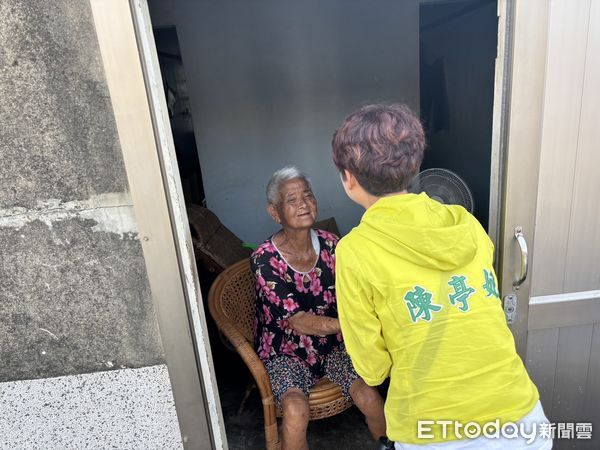 ▲立委陳亭妃深入災區勘查，面對居民訴苦「撐傘睡覺」，促成安置空間部署。（記者林東良翻攝）