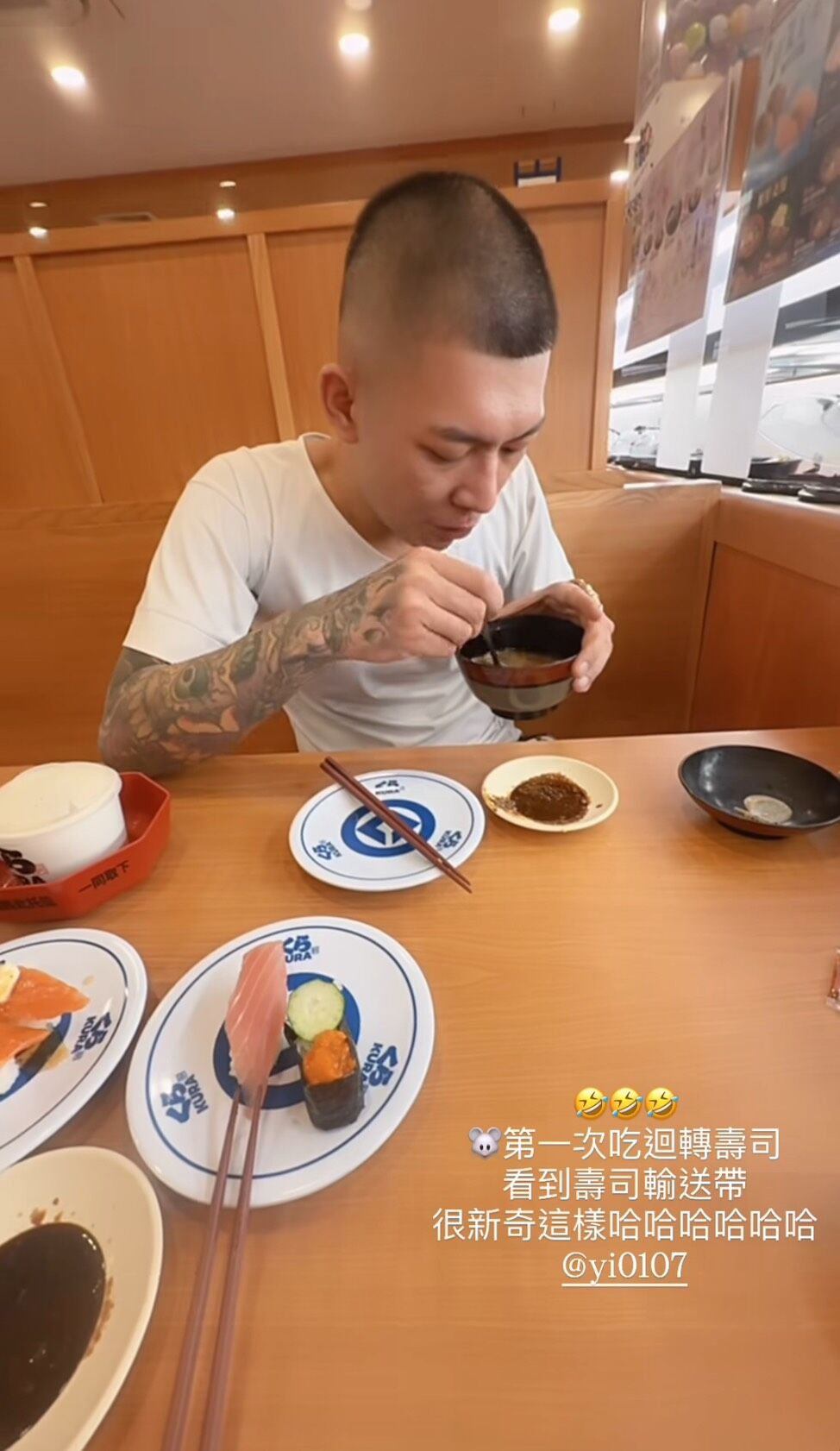▲鳳梨首次和妻子吃迴轉壽司，吃完就遭槍擊。（圖／翻攝自IG／dj__ola）