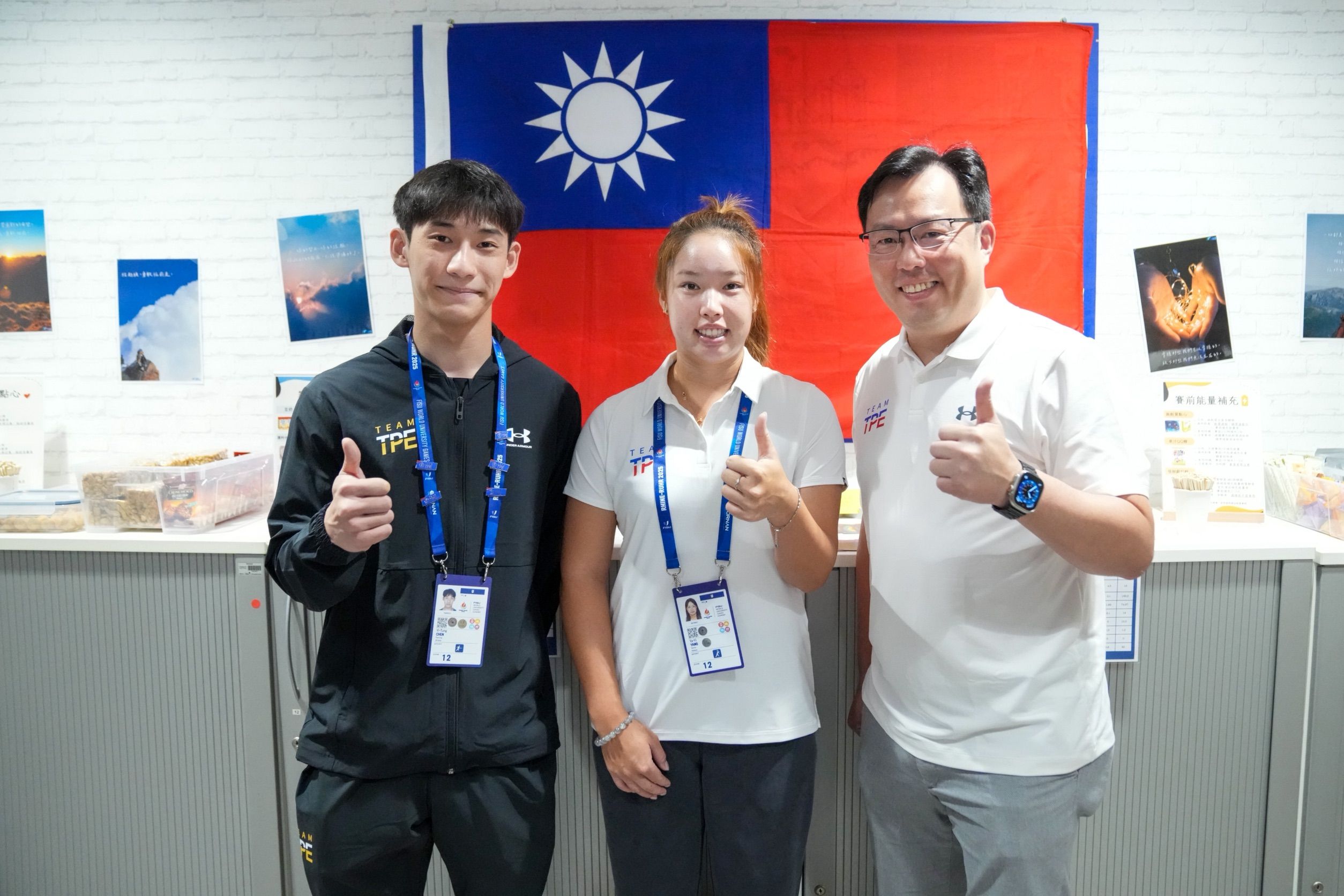 ▲▼體育署鄭世忠署長（右1）公布2025萊茵魯爾世大運掌旗官名單，由女子網球選手楊亞依（中）及男子擊劍選手陳弈通（左1）掌旗入場。           。（圖／體育署提供）