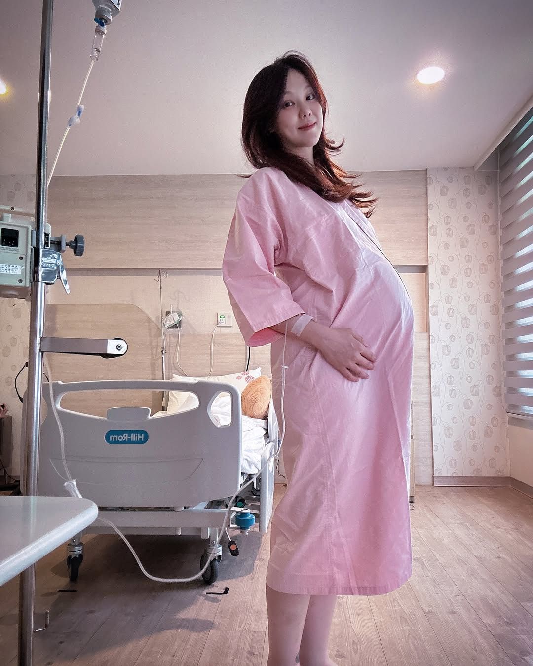 ▲▼劉雨柔順產女兒！醫護驚呼「也太長了」喜曝全家福。（圖／翻攝自Instagram／lyvonne0526）