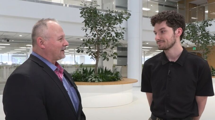▲▼Nolan Cottingham（右）藉由台積電學徒計畫成功從漢堡店員工轉職成技術員。（圖／翻攝自CW7 Arizona）