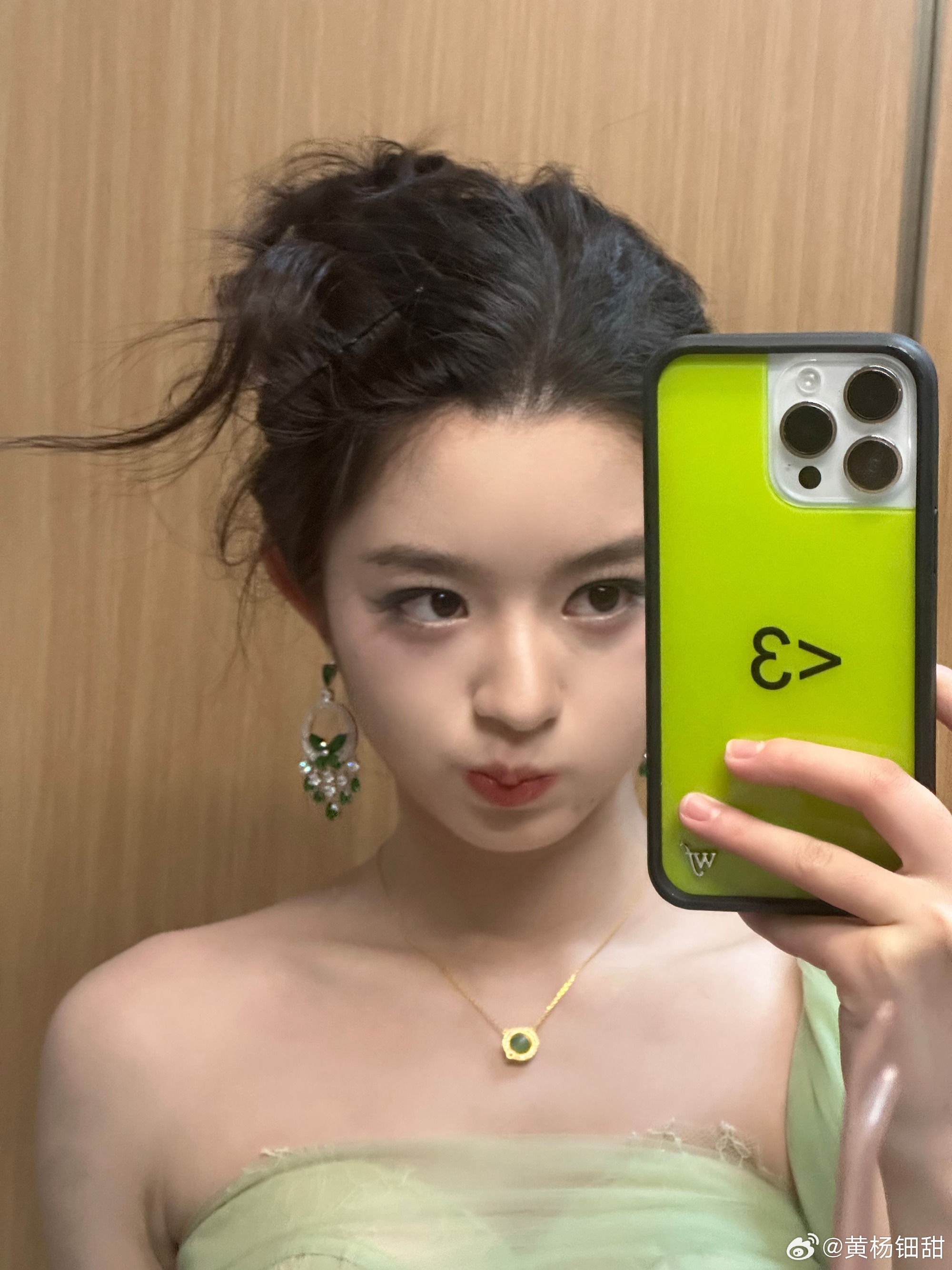▲▼「小趙麗穎」黃楊鈿甜戴955萬天價耳環遭扯父貪汙！　調查結果出爐。（圖／翻攝自微博／黃楊鈿甜）