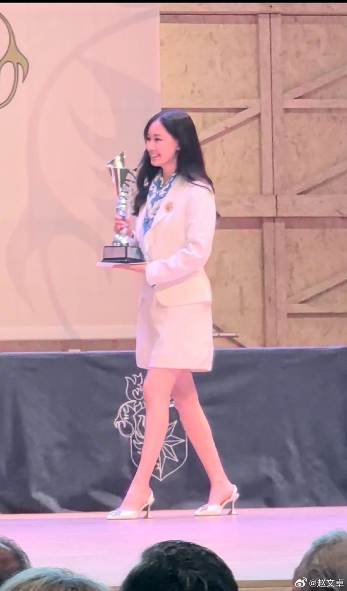 ▲▼趙文卓17歲愛女畢業！讀瑞士名校「全球最貴」學費1年破500萬台幣。（圖／翻攝自微博／趙文卓、張丹露）