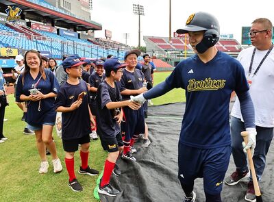 暖!沈鈺傑邀香港少棒隊參訪桃園球場 平野惠一、江坤宇親切合影