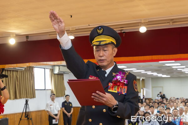 ▲南投縣消防局舉辦新卸任局長布達宣誓交接典禮。（圖／記者高堂堯翻攝）