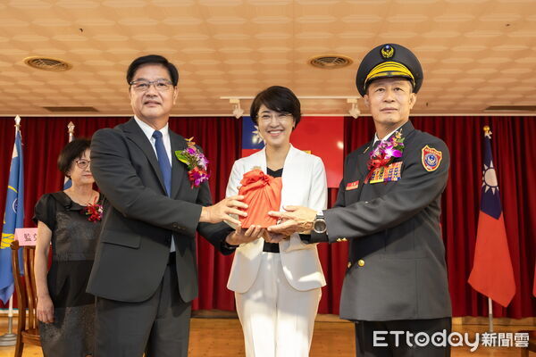 ▲南投縣消防局舉辦新卸任局長布達宣誓交接典禮，由林聰吉（左）將印信轉交陳興傑（右）。（圖／記者高堂堯翻攝）