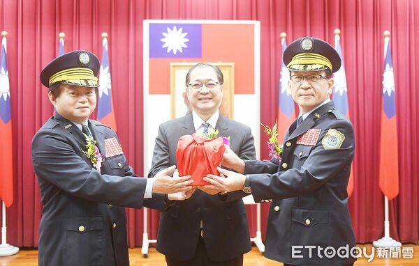 ▲法務部長鄭銘謙今天上午主持矯正署新卸任署長交接儀式，新任署長由副署長林憲銘（右）接任。（圖／記者沈繼昌攝）