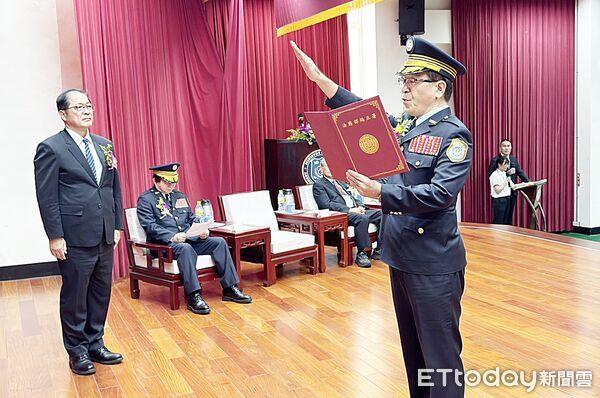 ▲法務部長鄭銘謙今天上午主持矯正署新任署長布達儀式，新任署長林憲銘宣誓就職。（圖／記者沈繼昌攝）