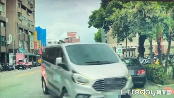 ▲台東長照車醫院外瘋狂打轉，嚇壞附近人車。（圖／地方中心翻攝，下同）