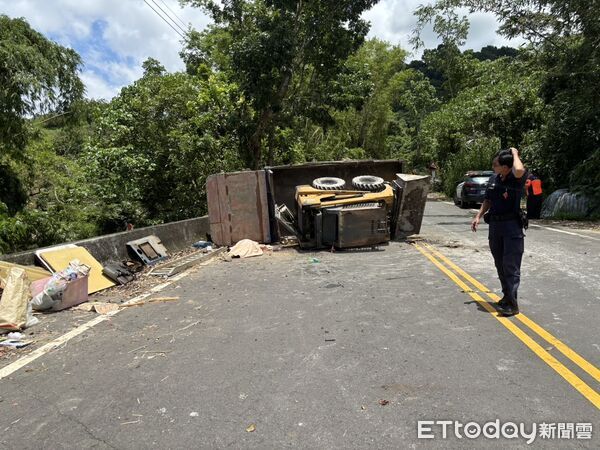 ▲台南東山區16日上午發生鐵牛車翻覆事故，車體壓住駕駛頭部，消防趕抵搶救仍傷重不治。（民眾提供，下同）