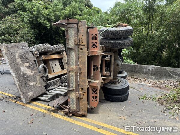 ▲台南東山區16日上午發生鐵牛車翻覆事故，車體壓住駕駛頭部，消防趕抵搶救仍傷重不治。（民眾提供，下同）