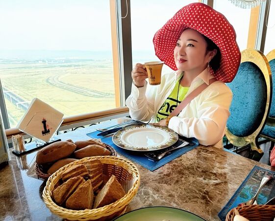 ▲白冰冰在林都號上享用美食。（圖／長興影視）
