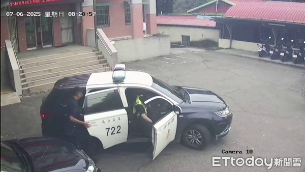 ▲集集分局警員火速衝上巡邏車，協助開道搶時間送癲癇病童就醫。（圖／記者高堂堯翻攝，下同）