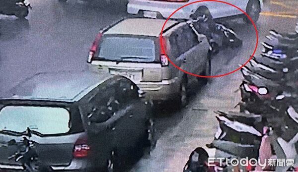 ▲▼機車車主不滿愛車被撞壞怒報警，肇事者最高可罰3千元，但自己恐怕也會挨罰6百元。（圖／民眾提供，下同）