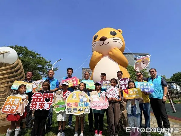 ▲14米巨大阿特7/16正式開展 打卡消費即可換LINE貼圖 。（圖／記者林名揚翻攝，下同）