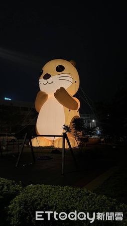 ▲14米巨大阿特7/16正式開展 打卡消費即可換LINE貼圖 。（圖／記者林名揚翻攝，下同）