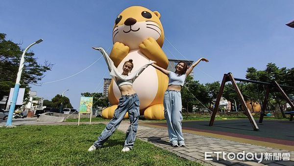 ▲14米巨大阿特7/16正式開展 打卡消費即可換LINE貼圖 。（圖／記者林名揚翻攝，下同）