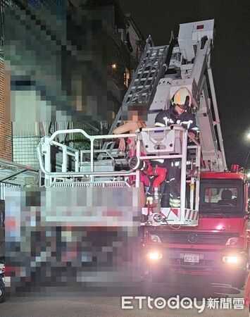 ▲▼越南籍陳女與男友爭吵後激動爬4樓窗台，警消出動雲梯車將陳女救下             。（圖／記者陳以昇翻攝）