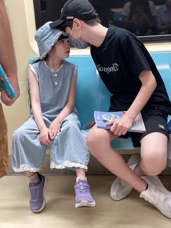 ▲捷運超暖一幕！妹檢查「近視加深」哭了　伊萊貼頭安慰：哥哥在這邊。（圖／翻攝自IG／elijahkewley1201）