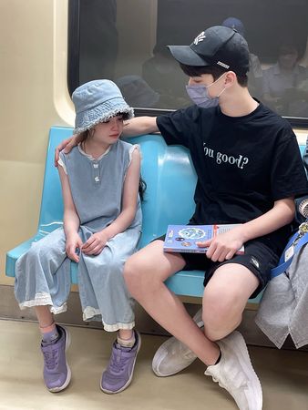 ▲捷運超暖一幕！妹檢查「近視加深」哭了　伊萊貼頭安慰：哥哥在這邊。（圖／翻攝自IG／elijahkewley1201）