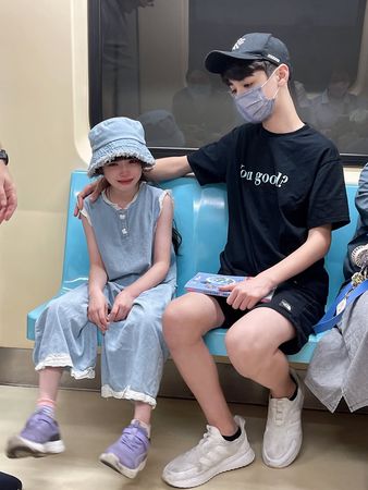 ▲捷運超暖一幕！妹檢查「近視加深」哭了　伊萊貼頭安慰：哥哥在這邊。（圖／翻攝自IG／elijahkewley1201）