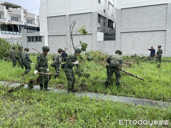 ▲台南東山區16日上午發生鐵牛車翻覆事故，車體壓住駕駛頭部，消防趕抵搶救仍傷重不治。（民眾提供，下同）
