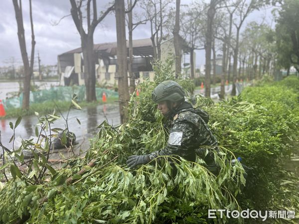 ▲台南東山區16日上午發生鐵牛車翻覆事故，車體壓住駕駛頭部，消防趕抵搶救仍傷重不治。（民眾提供，下同）