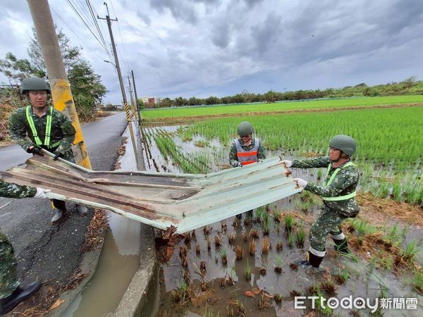 ▲台南東山區16日上午發生鐵牛車翻覆事故，車體壓住駕駛頭部，消防趕抵搶救仍傷重不治。（民眾提供，下同）
