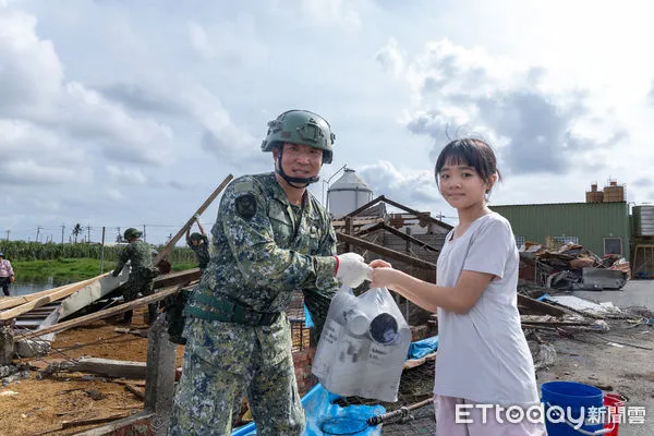 ▲台南東山區16日上午發生鐵牛車翻覆事故，車體壓住駕駛頭部，消防趕抵搶救仍傷重不治。（民眾提供，下同）