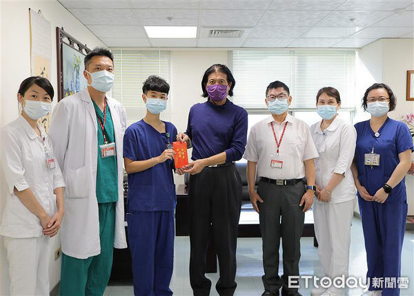 ▲苗栗為恭醫院日前發生急診室病患企圖持利刃攻擊醫師事件，護理師朱銘慧機警制伏病患接受院方表揚             。（圖／為恭醫院提供）