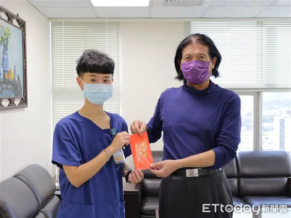 ▲苗栗為恭醫院日前發生急診室病患企圖持利刃攻擊醫師事件，護理師朱銘慧機警制伏病患接受院方表揚             。（圖／為恭醫院提供）