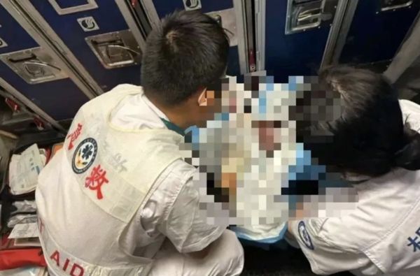 ▲▼飛機上肚子痛　陸16歲少女產下一名女嬰。（圖／翻攝微博）