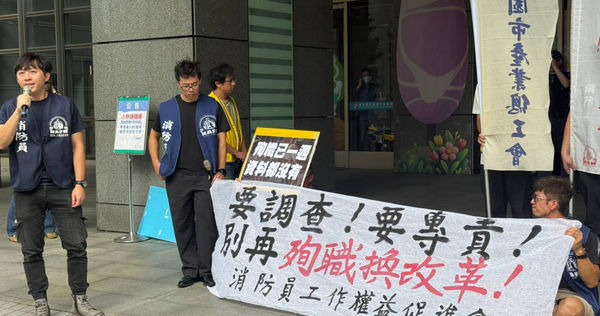 消促會今早聚集市府外陳情，替2殉職勇消討公道盼能儘速拿到事故當日資料。（圖／沈建邦攝）