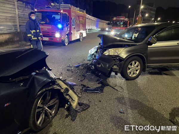 ▲▼李男開BMW小客車酒駕逆向對撞本田CR-V，造成3人受傷送醫             。（圖／記者陳以昇翻攝）