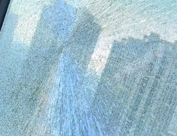 ▲玻璃熱炸。（圖／翻攝自微博）