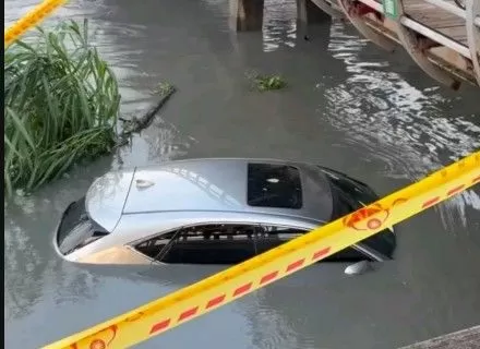 ▲彰化淹水轎車跌落大排 