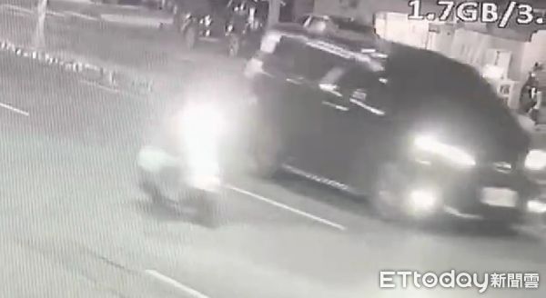 ▲騎機車的槍手對著網紅鳳梨的「Alphard」座車連開１２槍。（圖／記者翁伊森翻攝）