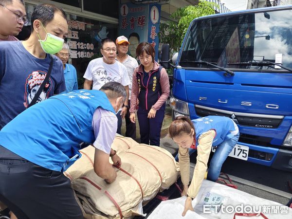 ▲台南大新營地區颱風過後屋瓦全毀，住戶只能仰望屋頂「透天」，急需帆布修繕援助，蔡育輝與尤淨寬召開記者會，懇請各界善心人士出錢出力，援助老弱災民重建家園。（記者林東良攝，下同）