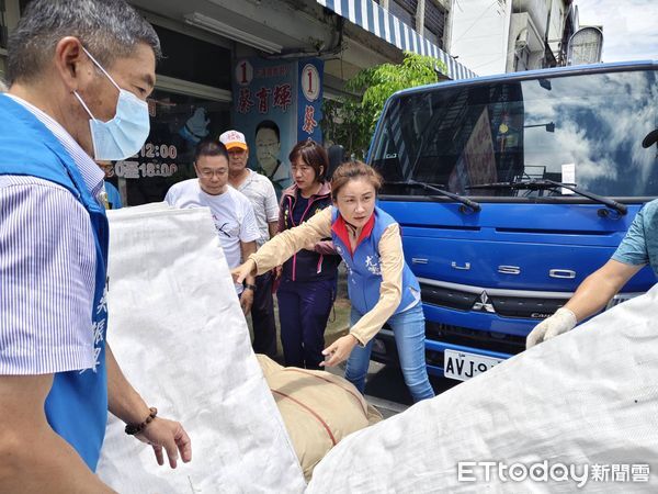 ▲台南大新營地區颱風過後屋瓦全毀，住戶只能仰望屋頂「透天」，急需帆布修繕援助，蔡育輝與尤淨寬召開記者會，懇請各界善心人士出錢出力，援助老弱災民重建家園。（記者林東良攝，下同）