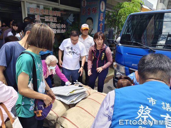 ▲台南大新營地區颱風過後屋瓦全毀，住戶只能仰望屋頂「透天」，急需帆布修繕援助，蔡育輝與尤淨寬召開記者會，懇請各界善心人士出錢出力，援助老弱災民重建家園。（記者林東良攝，下同）