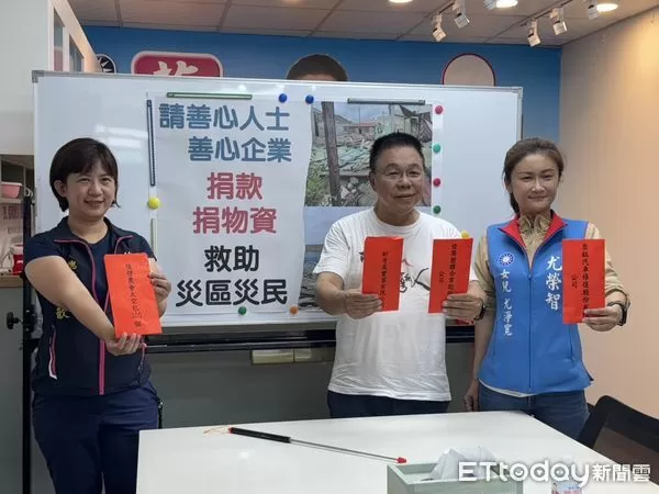▲台南大新營地區颱風過後屋瓦全毀，住戶只能仰望屋頂「透天」，急需帆布修繕援助，蔡育輝與尤淨寬召開記者會，懇請各界善心人士出錢出力，援助老弱災民重建家園。（記者林東良攝，下同）