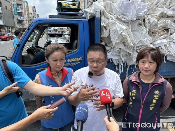 ▲台南大新營地區颱風過後屋瓦全毀，住戶只能仰望屋頂「透天」，急需帆布修繕援助，蔡育輝與尤淨寬召開記者會，懇請各界善心人士出錢出力，援助老弱災民重建家園。（記者林東良攝，下同）